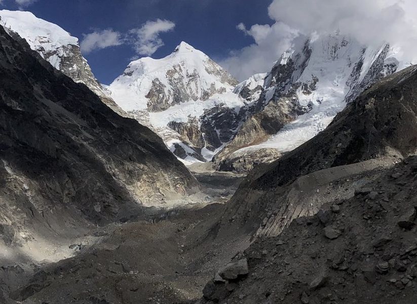 Loempo Gang ( 6979m ) and Langshisa Glacier