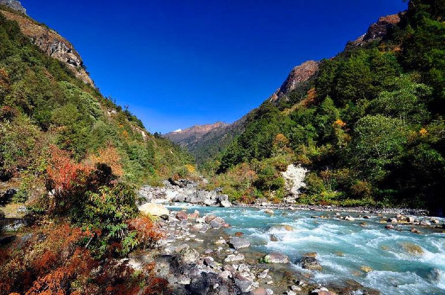 Ghunsa Khola on route to Lhonak