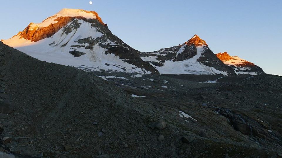 Ciarforon and Becca di Monciair on ascent of Gran Paradiso