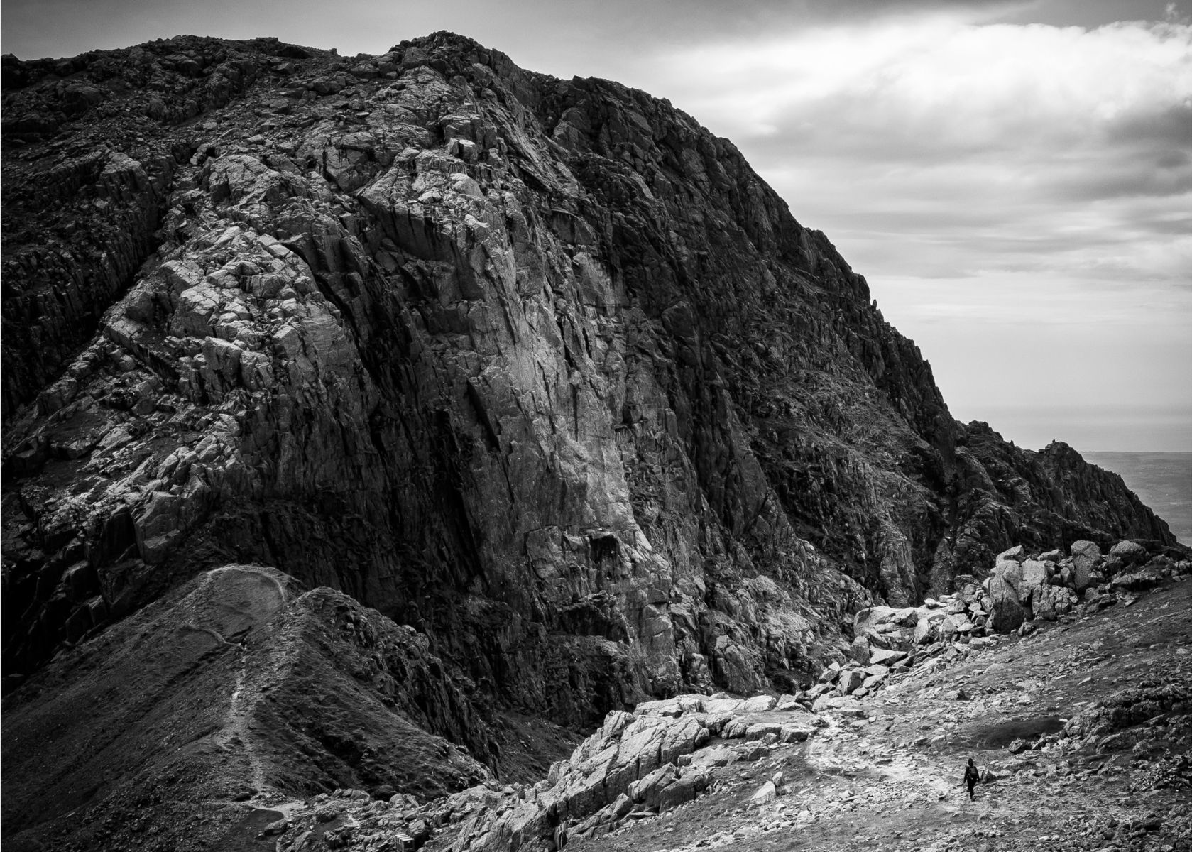 Traverse from Scafell ( 964m, 3,163ft ) to Scafell Pike ( 3209ft, 978m )